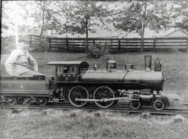 Daniel Coxe and the D. S. & S. miniature locomotive #4
