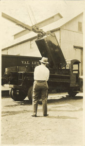 Loading truck with coal containers