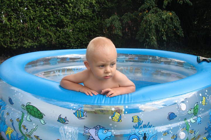 IMG_3731.JPG - Chillin' at the pool.