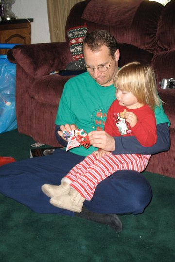 IMG_2820.JPG - Uncle John and Grace chill a bit.