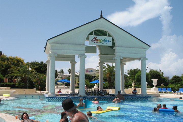 IMG_1842.JPG.jpg - Alex did not appreciate the swim-up bar the way that Mommy and Daddy did.